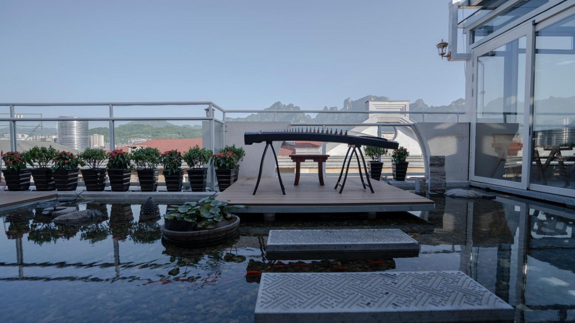 Patio Spring Holiday Inn -- Free Round Trip Pick-Up Service --Panoramic View Of Tianmen Mount Zhangjiajie Eksteriør billede
