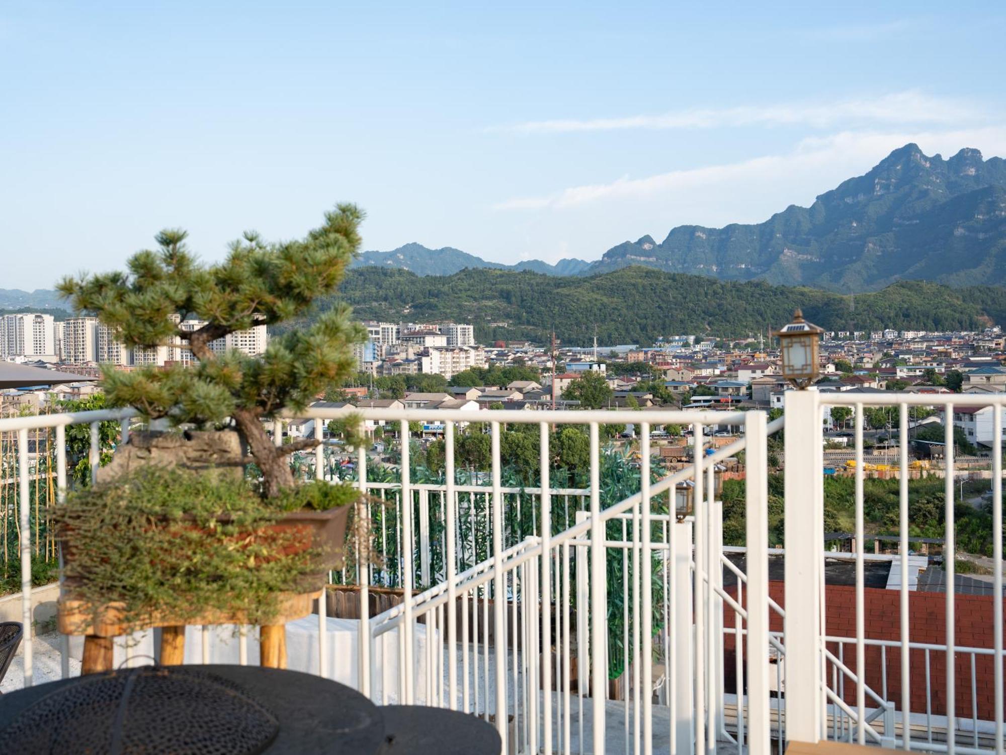 Patio Spring Holiday Inn -- Free Round Trip Pick-Up Service --Panoramic View Of Tianmen Mount Zhangjiajie Eksteriør billede