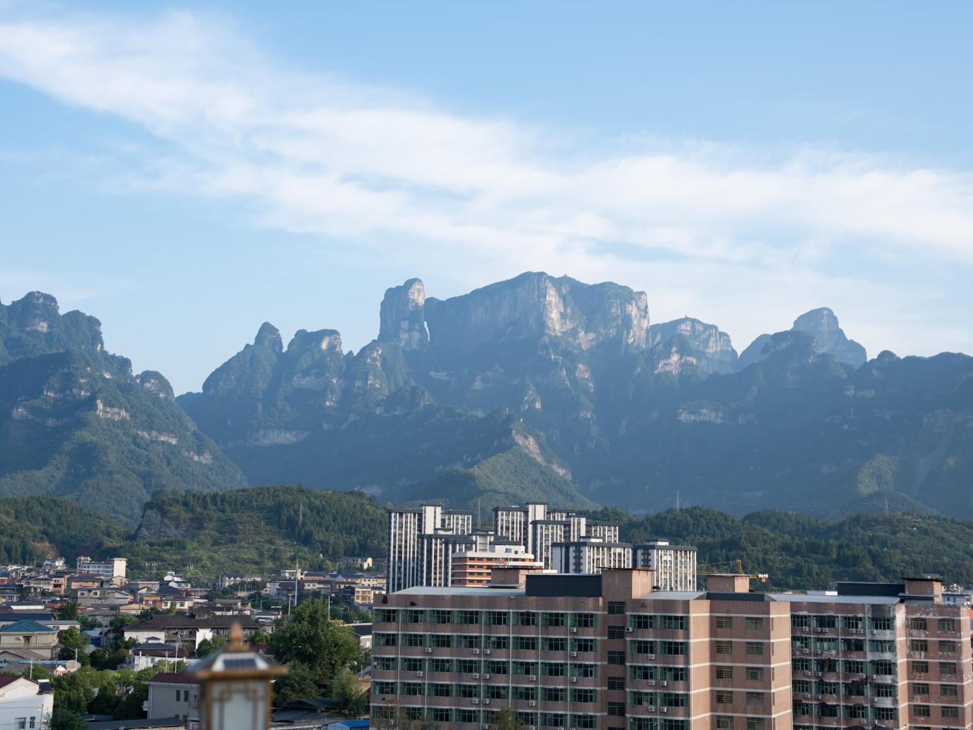 Patio Spring Holiday Inn -- Free Round Trip Pick-Up Service --Panoramic View Of Tianmen Mount Zhangjiajie Eksteriør billede