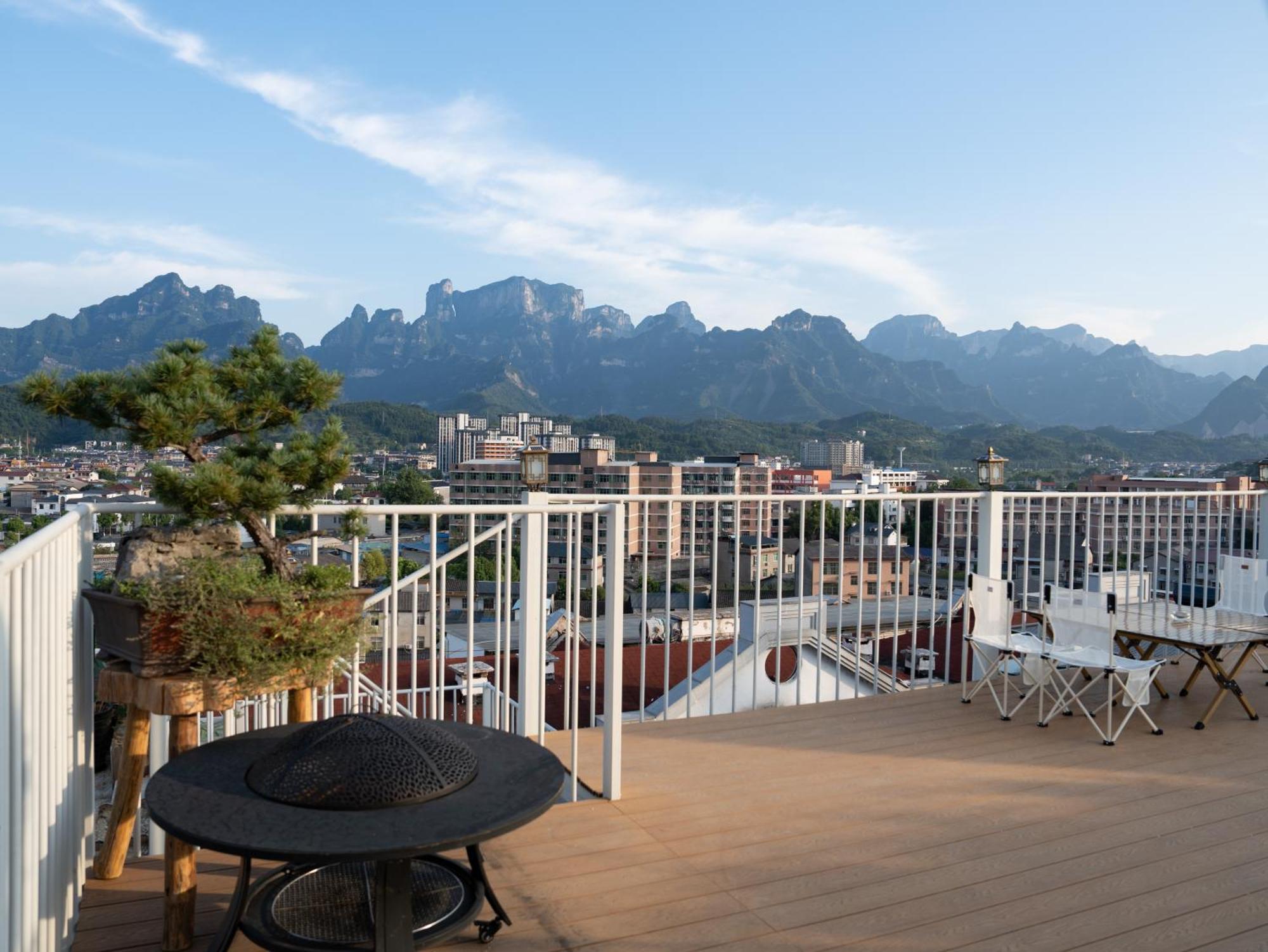 Patio Spring Holiday Inn -- Free Round Trip Pick-Up Service --Panoramic View Of Tianmen Mount Zhangjiajie Eksteriør billede